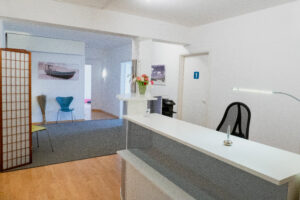 Der einladende Empfangsbereich unserer Praxis sorgt für einen freundlichen und entspannten Start in Ihre physiotherapeutische Behandlung bei Physiotherapie Roter Löwe.