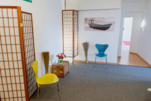 Der einladende Empfangsbereich unserer Praxis sorgt für einen freundlichen und entspannten Start in Ihre physiotherapeutische Behandlung bei Physiotherapie Roter Löwe.