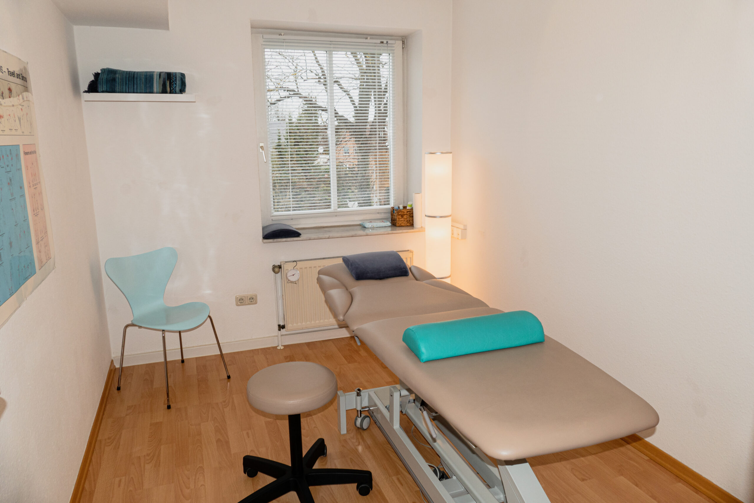 In diesem einladenden Therapieraum können Patienten in angenehmer Atmosphäre professionelle physiotherapeutische Behandlungen erhalten.