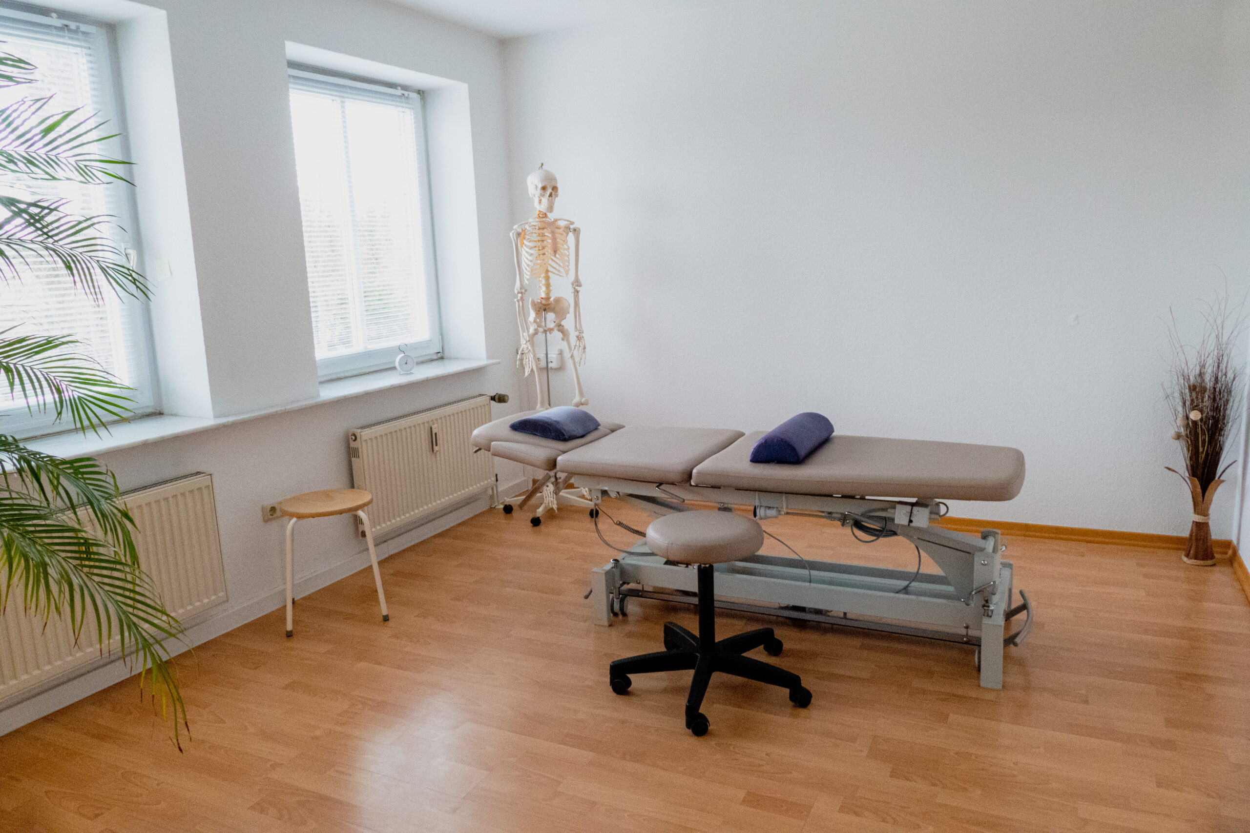 In diesem einladenden Therapieraum können Patienten in angenehmer Atmosphäre professionelle physiotherapeutische Behandlungen erhalten.