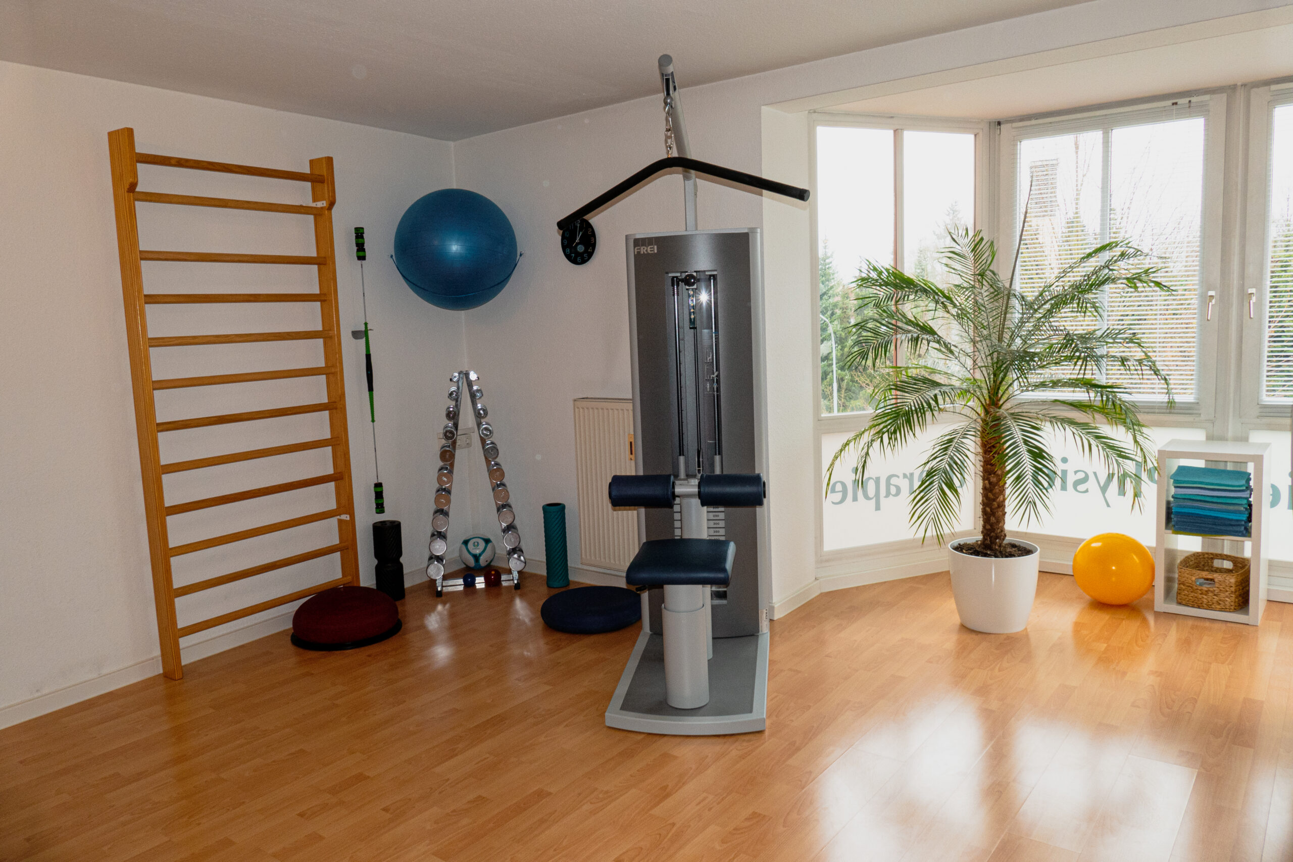 Der gut ausgestattete Gymnastikraum bietet vielfältige Trainingsmöglichkeiten für unsere Patienten, um ihre Beweglichkeit und Kraft gezielt zu verbessern.