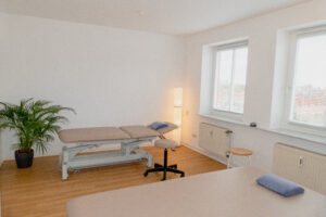 In diesem einladenden Therapieraum können Patienten in angenehmer Atmosphäre professionelle physiotherapeutische Behandlungen erhalten.