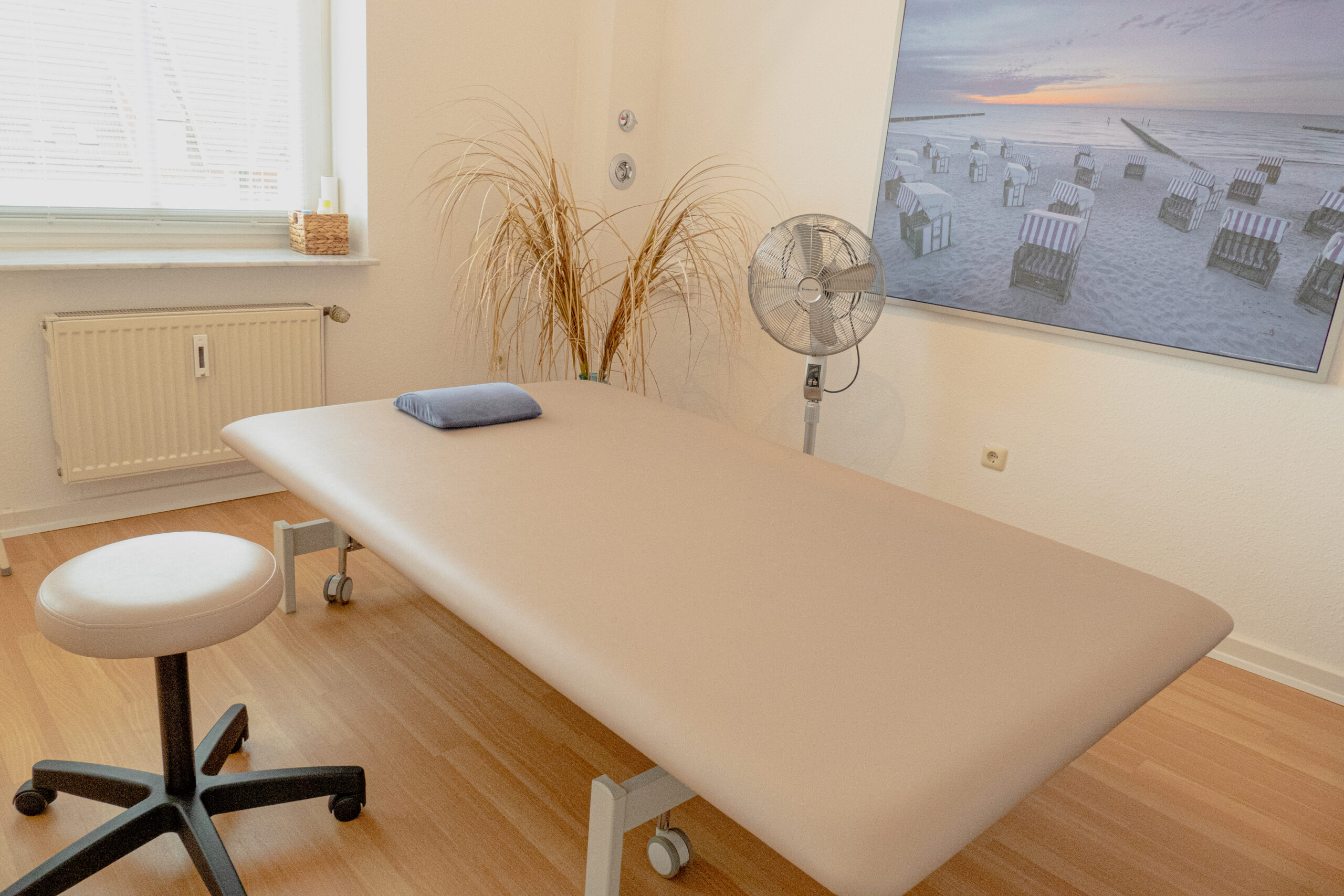 In diesem einladenden Therapieraum können Patienten in angenehmer Atmosphäre professionelle physiotherapeutische Behandlungen erhalten.